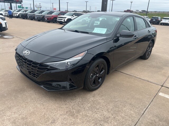 2022 Hyundai Elantra SEL Convenience photo 3