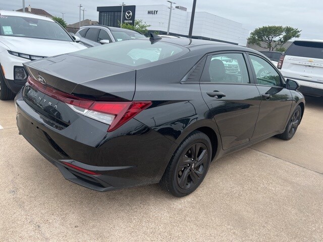 2022 Hyundai Elantra SEL Convenience photo 2