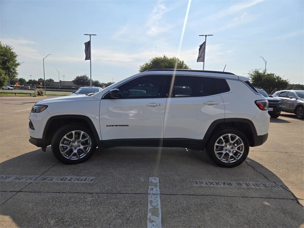 2023 Jeep Compass Latitude Lux photo 3