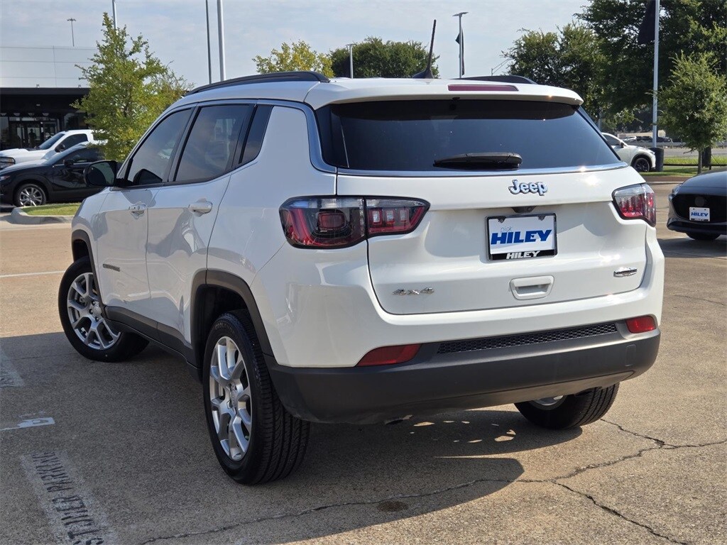 2023 Jeep Compass Latitude Lux photo 4