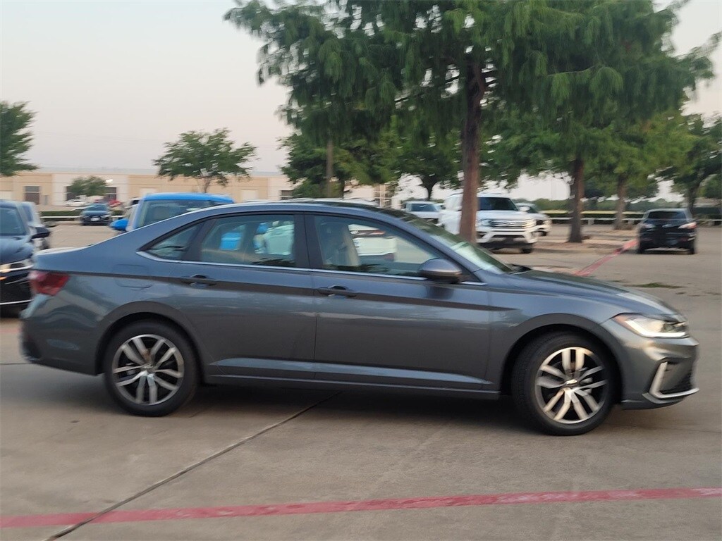2025 Volkswagen Jetta 1.5T SE photo 2