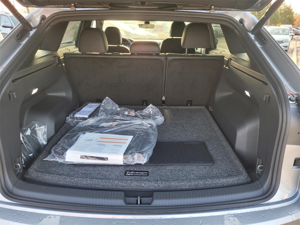 2025 Volkswagen Atlas Cross Sport SEL R-Line photo 4