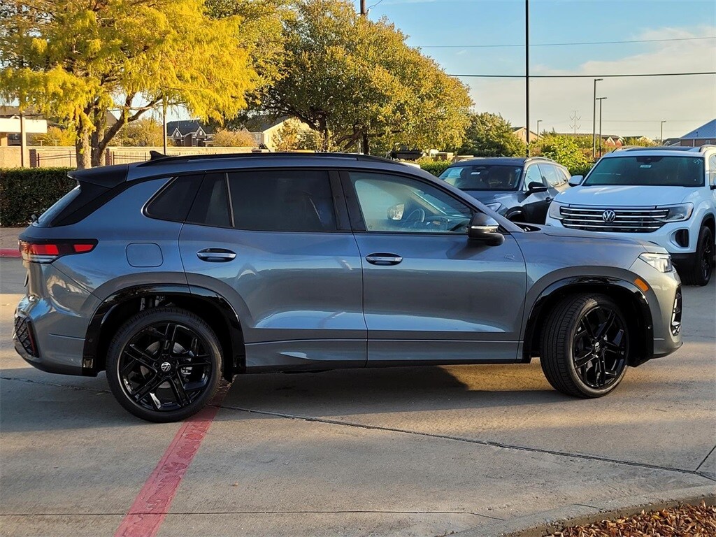 2026 Volkswagen Tiguan R-Line Black SE photo 2