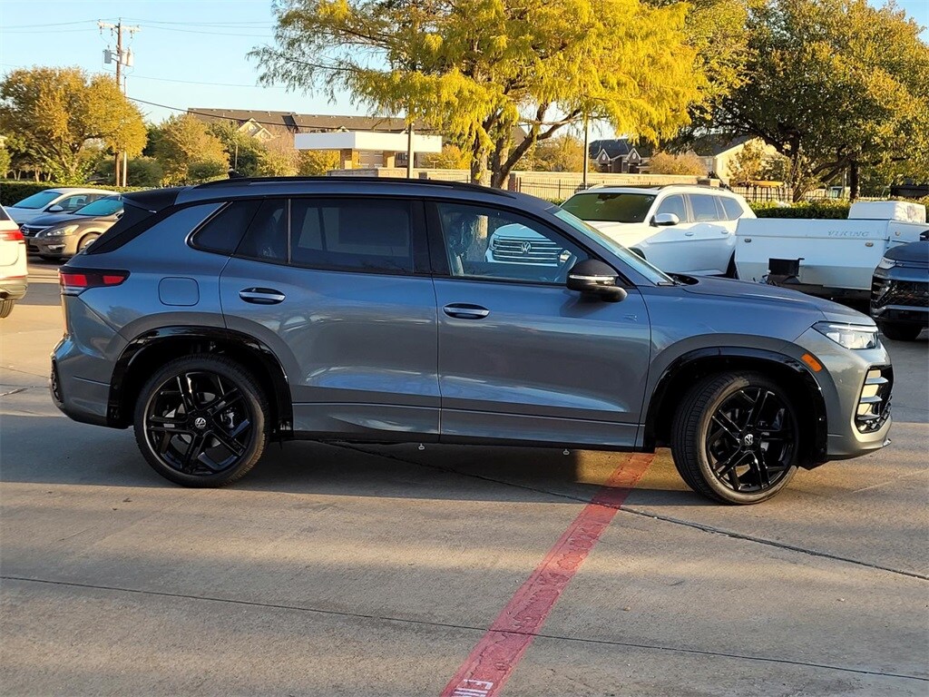 2026 Volkswagen Tiguan SE R-Line Black photo 2