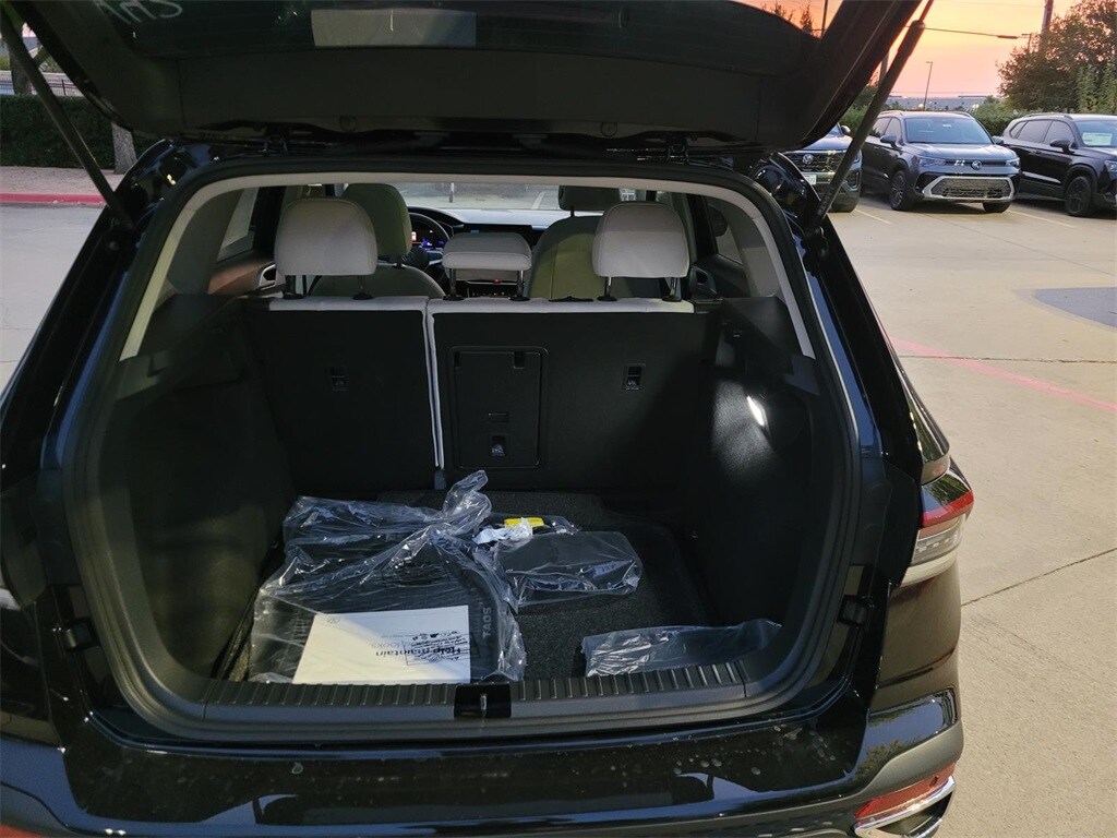 2025 Volkswagen Taos SE photo 4