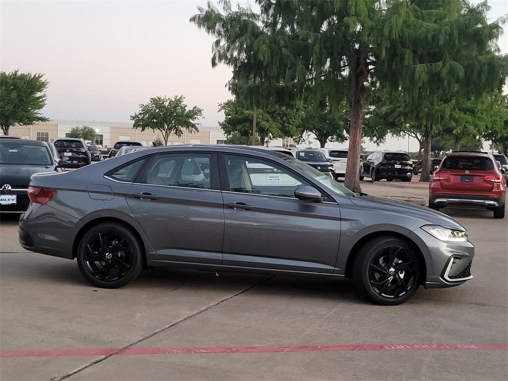 2025 Volkswagen Jetta 1.5T SE photo 2