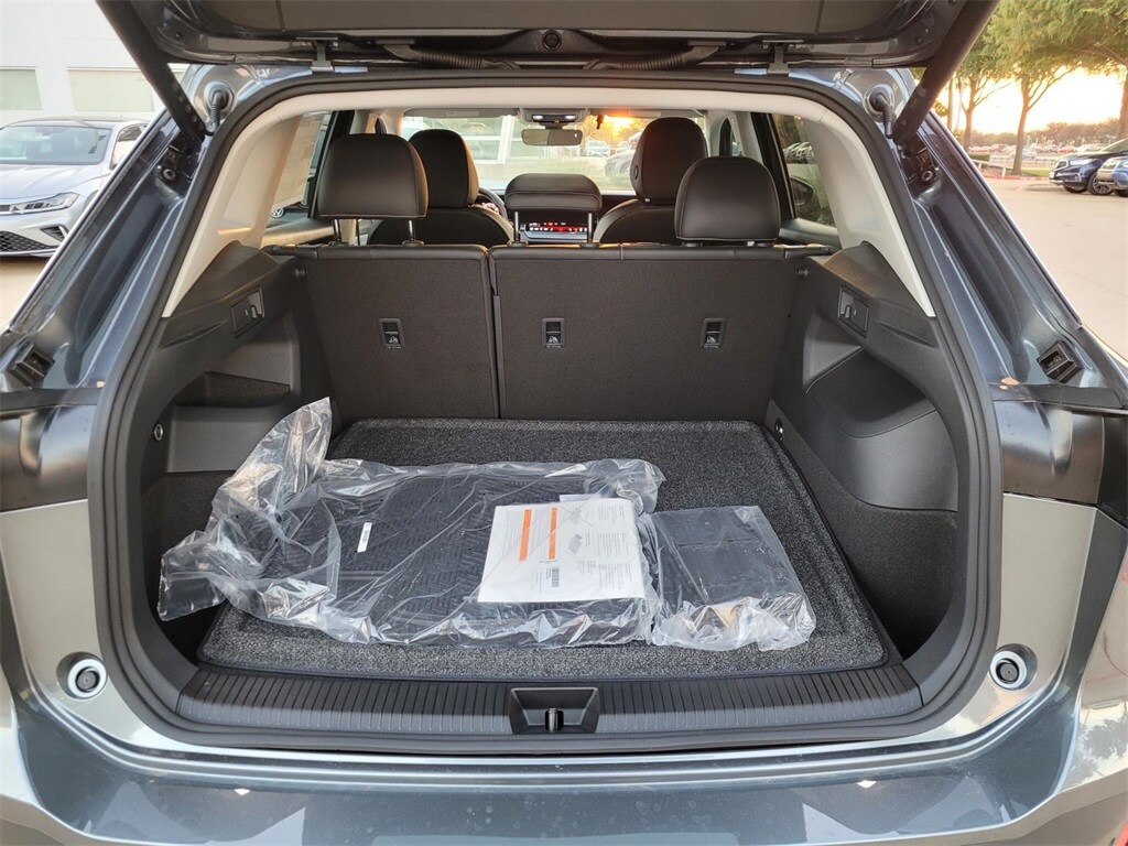 New 2025 Volkswagen Tiguan 2.0T SE SUV