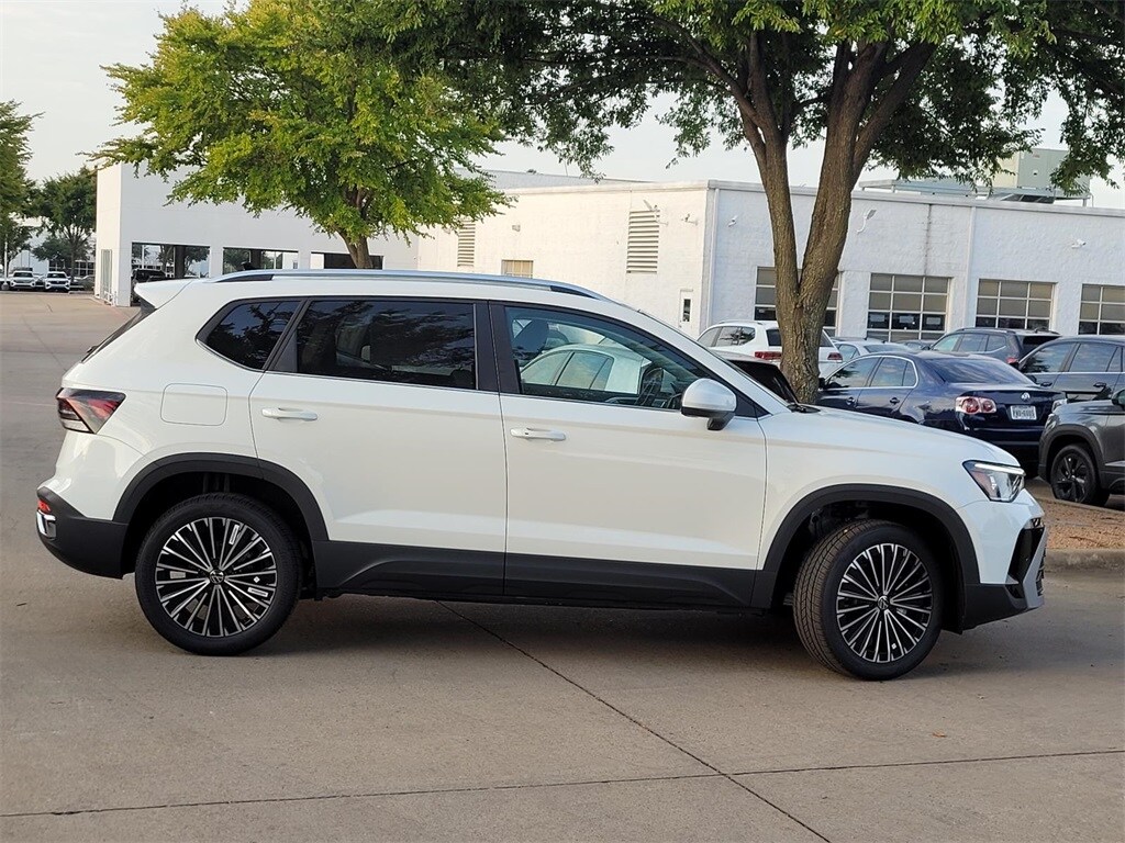 2025 Volkswagen Taos SE photo 2