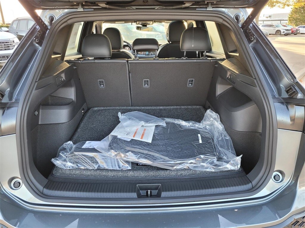 2026 Volkswagen Tiguan R-Line Black SE photo 4