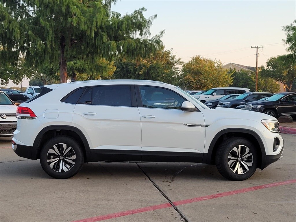 2026 Volkswagen Atlas Cross Sport SE photo 2