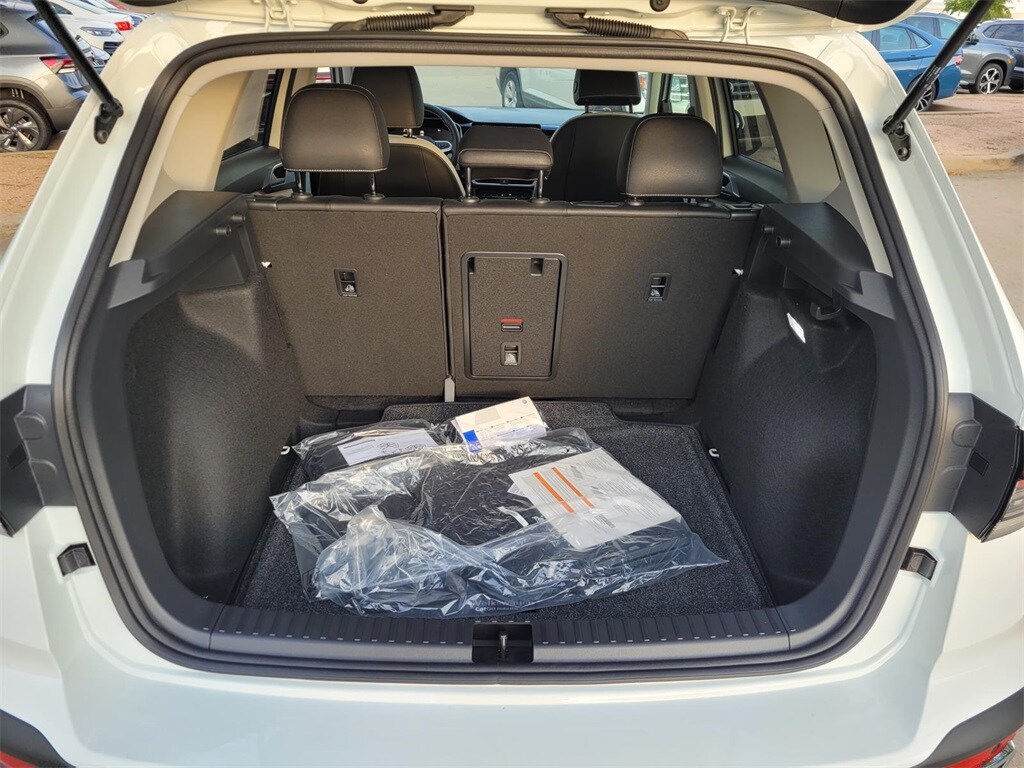 2025 Volkswagen Taos SE photo 4