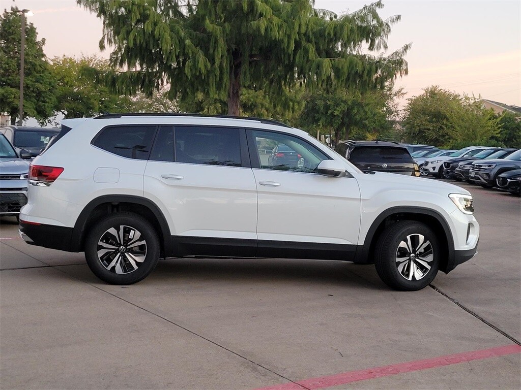 2026 Volkswagen Atlas SE photo 2