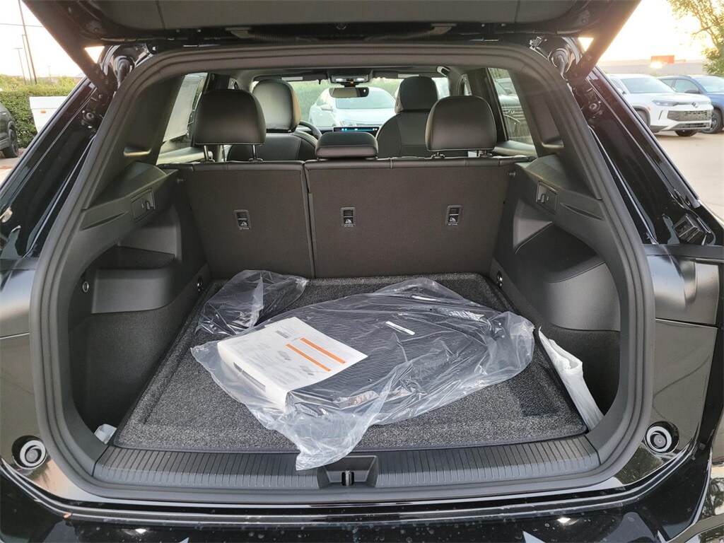 2026 Volkswagen Tiguan SE R-Line Black photo 3