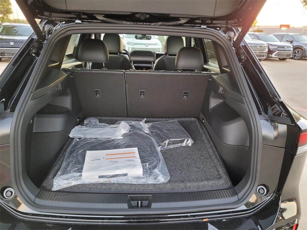 New 2026 Volkswagen Tiguan 2.0T SE R-Line Black SUV