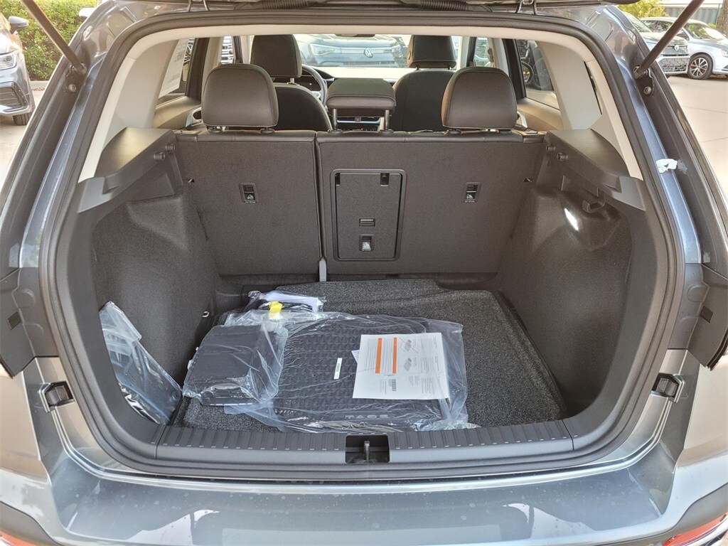 2025 Volkswagen Taos SE photo 4