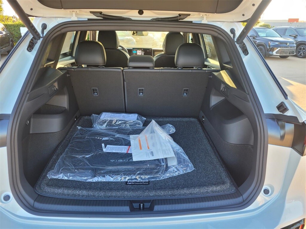 2025 Volkswagen Tiguan SE R-Line Black photo 3