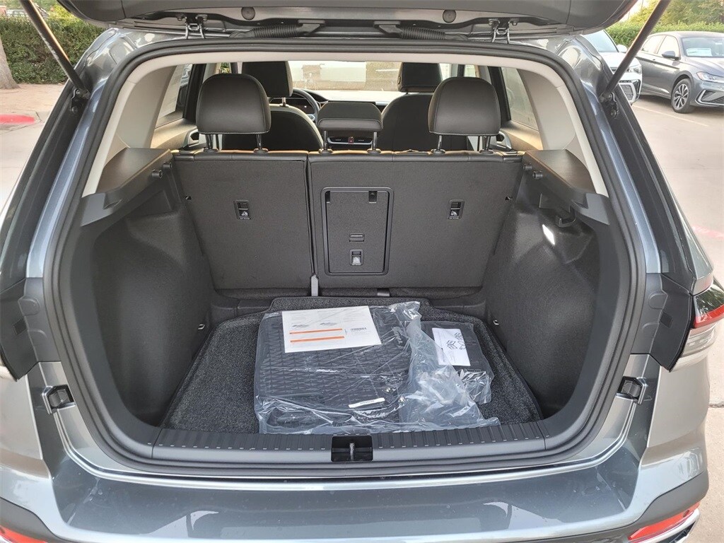 2025 Volkswagen Taos SE photo 3
