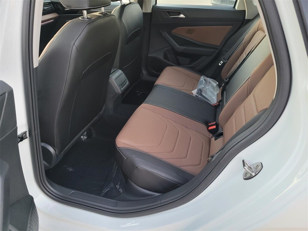2025 Volkswagen Jetta 1.5T SEL photo 4