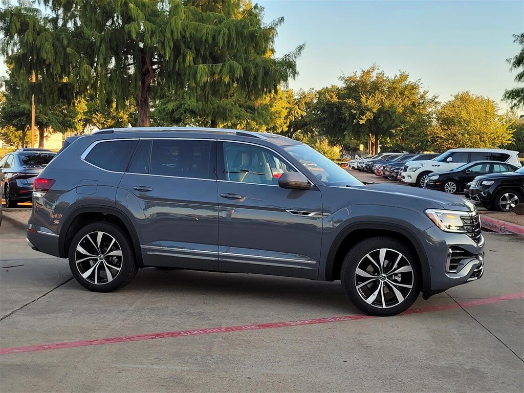 2026 Volkswagen Atlas SEL Premium R-Line photo 2