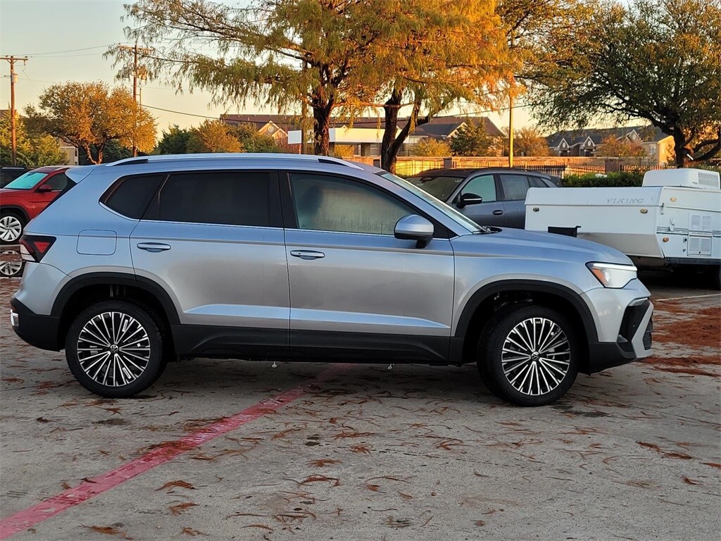 2026 Volkswagen Taos SE photo 2