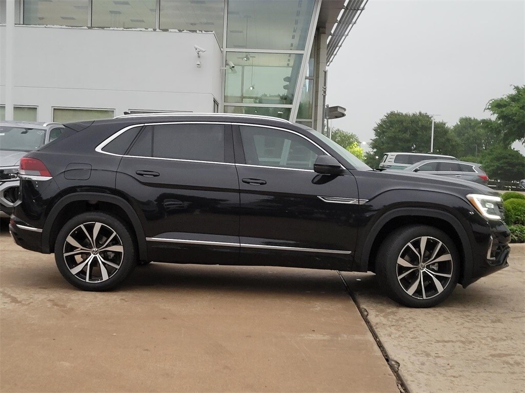 2025 Volkswagen Atlas Cross Sport SEL Premium R-Line photo 2