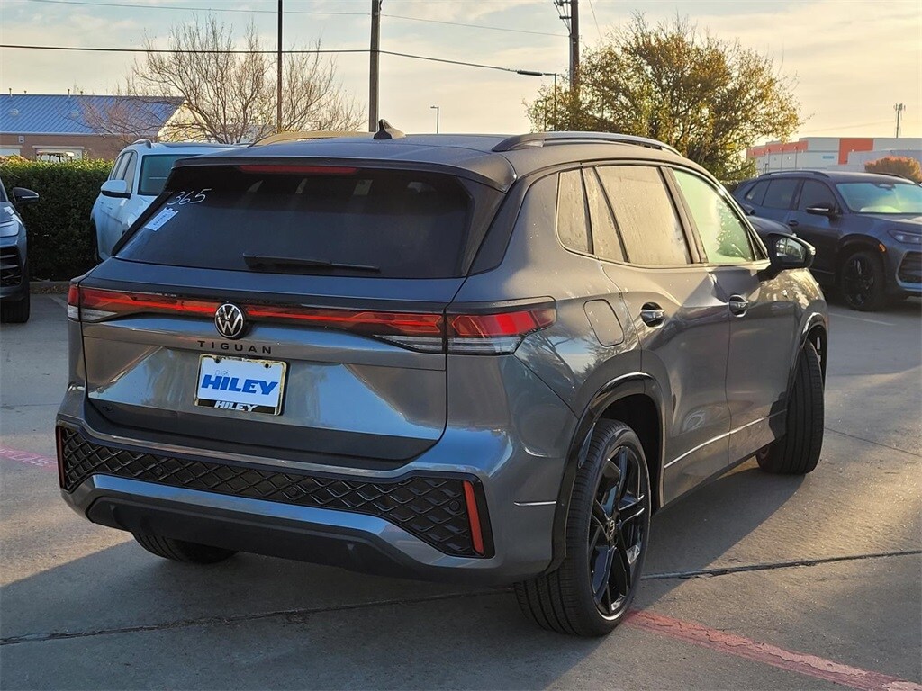2026 Volkswagen Tiguan R-Line Black SE photo 3