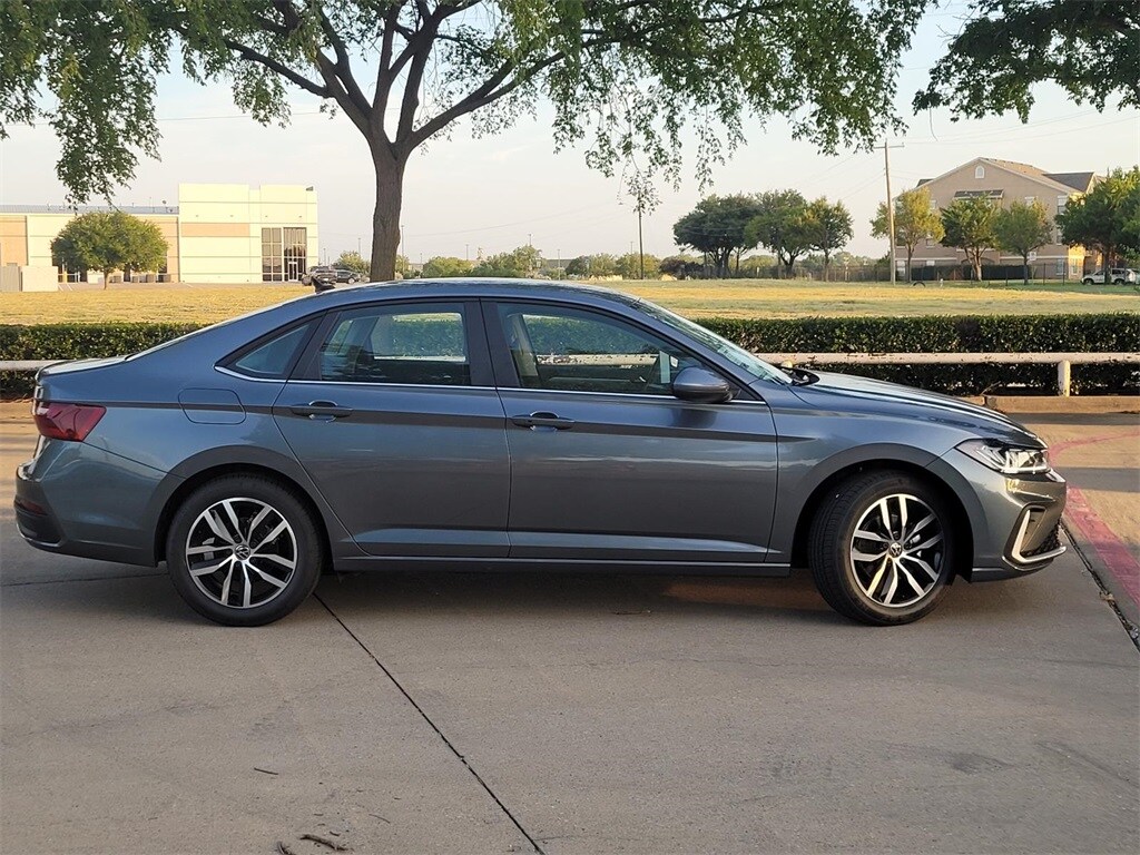 2025 Volkswagen Jetta 1.5T SE photo 2