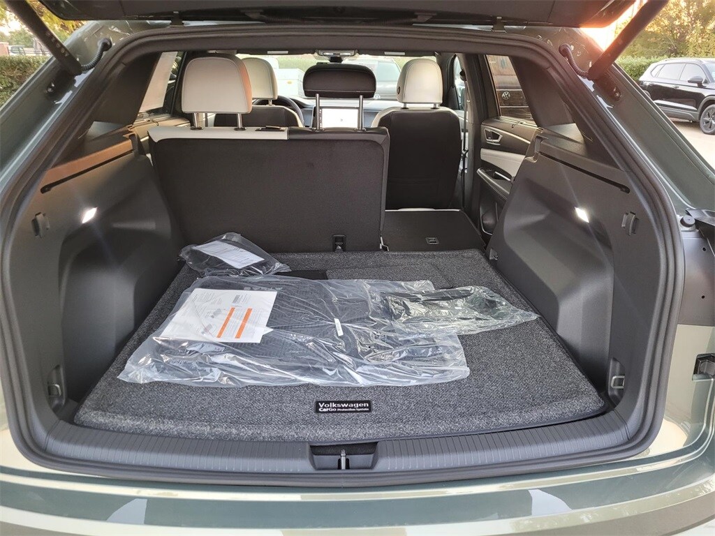 2026 Volkswagen Atlas Cross Sport SEL Premium R-Line photo 4