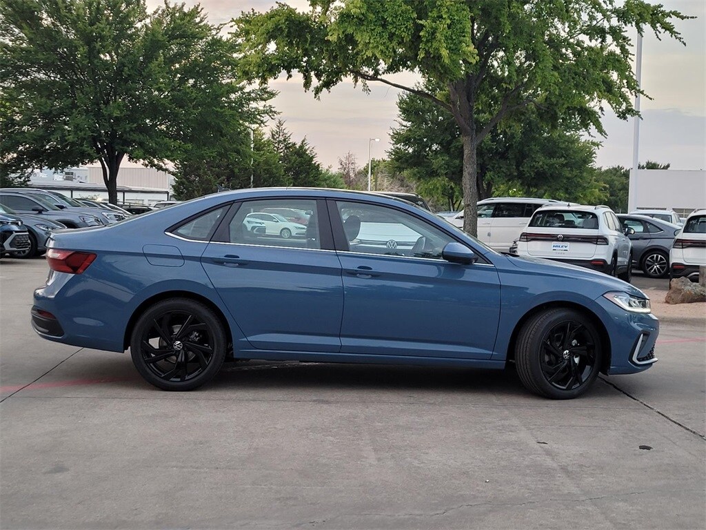 2025 Volkswagen Jetta 1.5T SE photo 2