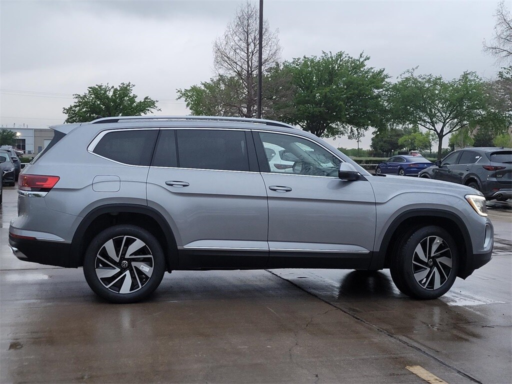 2025 Volkswagen Atlas SEL photo 2