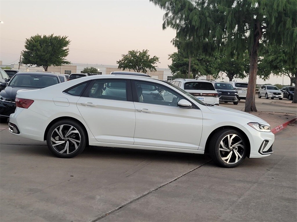 2025 Volkswagen Jetta 1.5T SEL photo 2