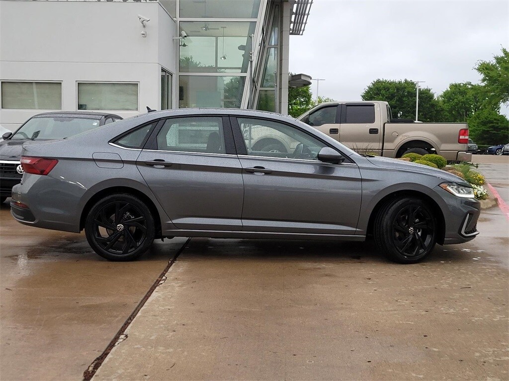 2025 Volkswagen Jetta 1.5T SE photo 2