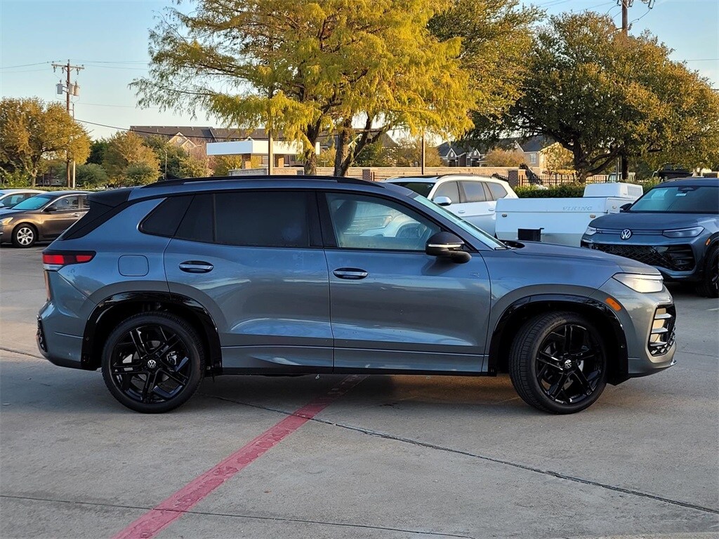 2026 Volkswagen Tiguan SE R-Line Black photo 2