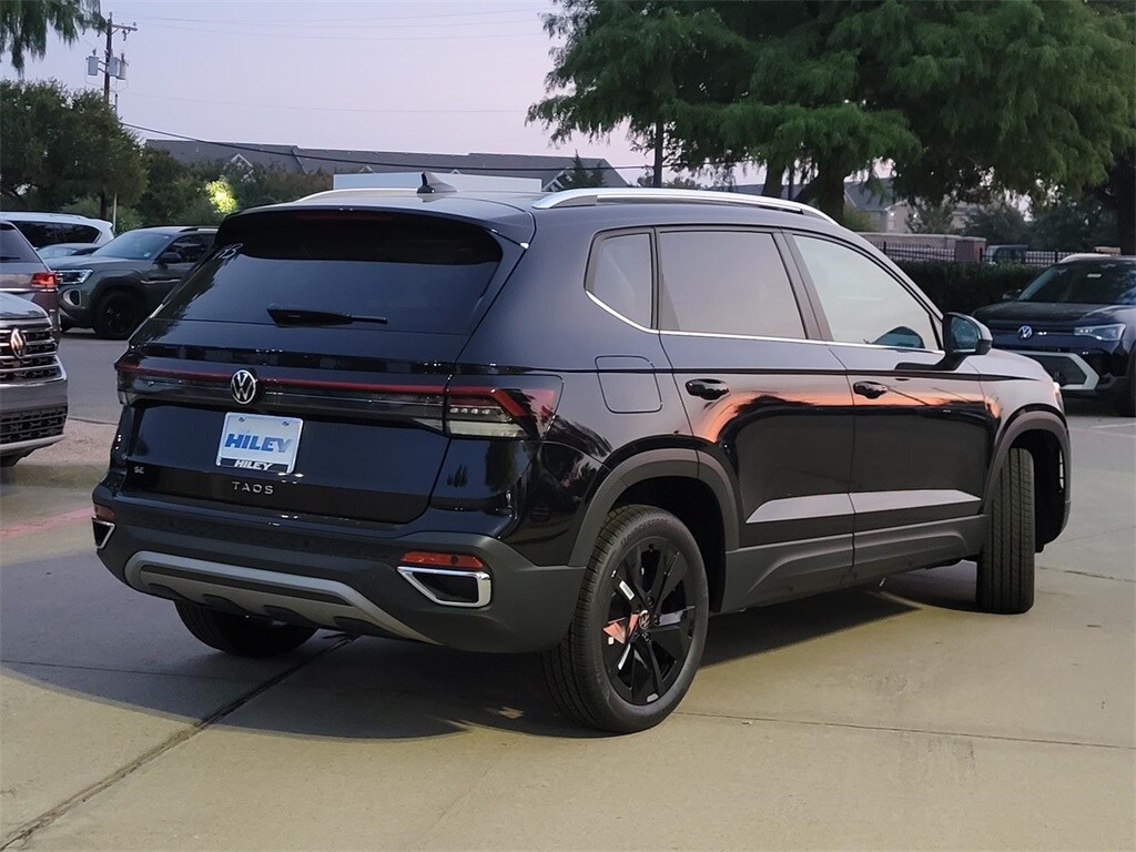 2025 Volkswagen Taos SE photo 3