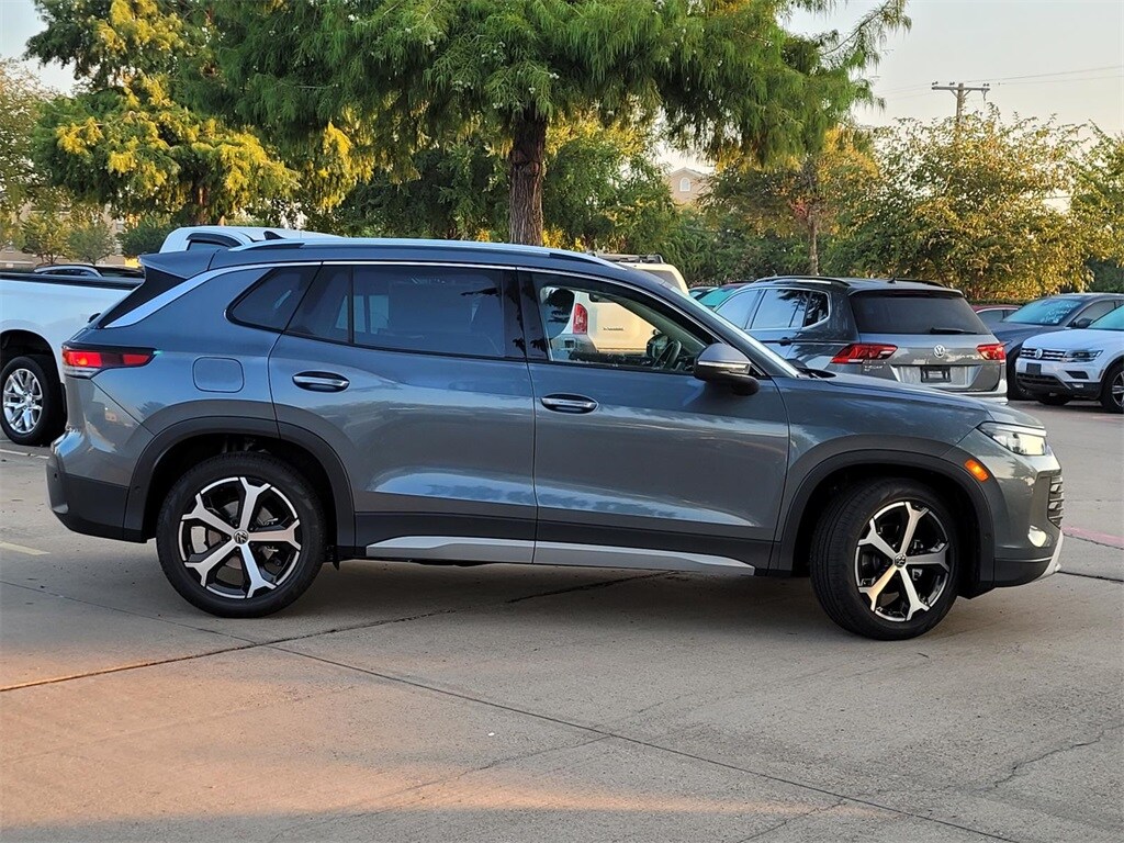 2025 Volkswagen Tiguan SE photo 2