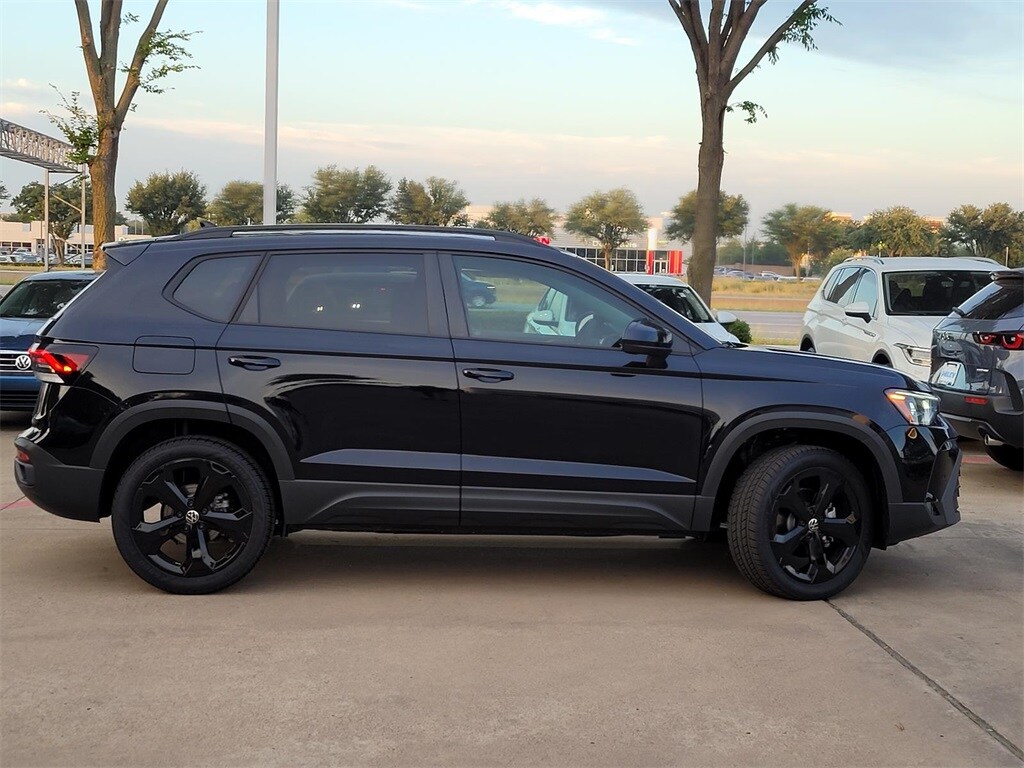 2025 Volkswagen Taos SE photo 2