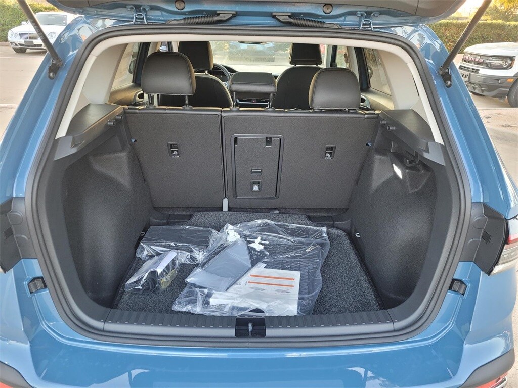 2025 Volkswagen Taos SE photo 3