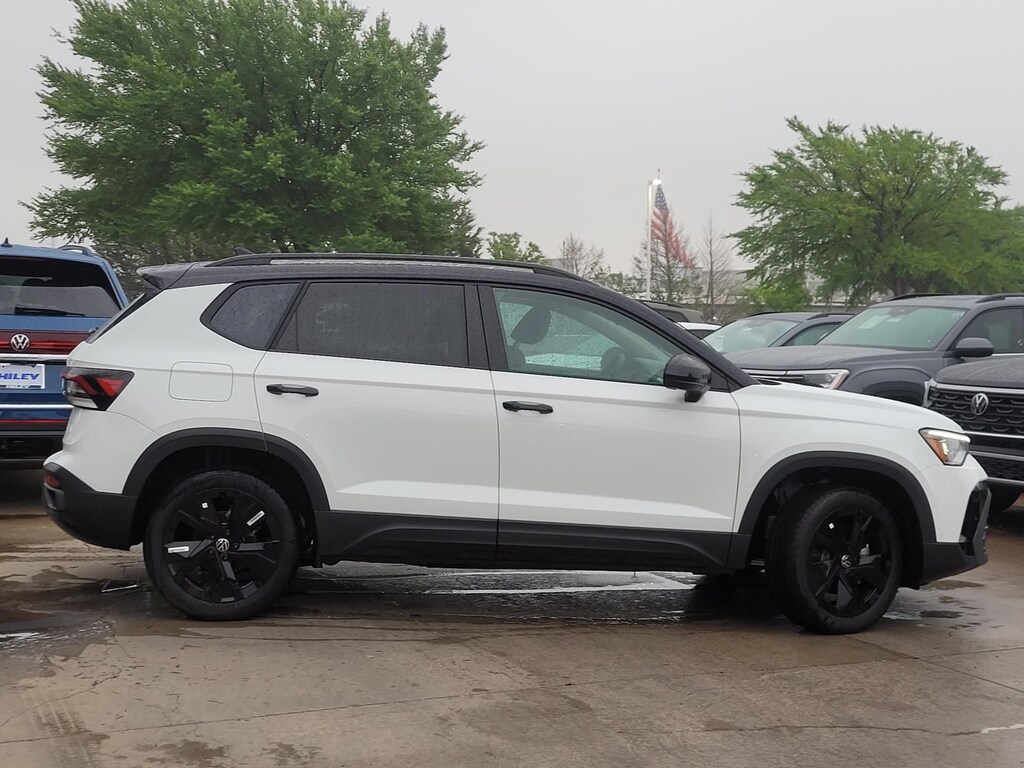 New 2026 Volkswagen Taos 1.5T SE Black SUV