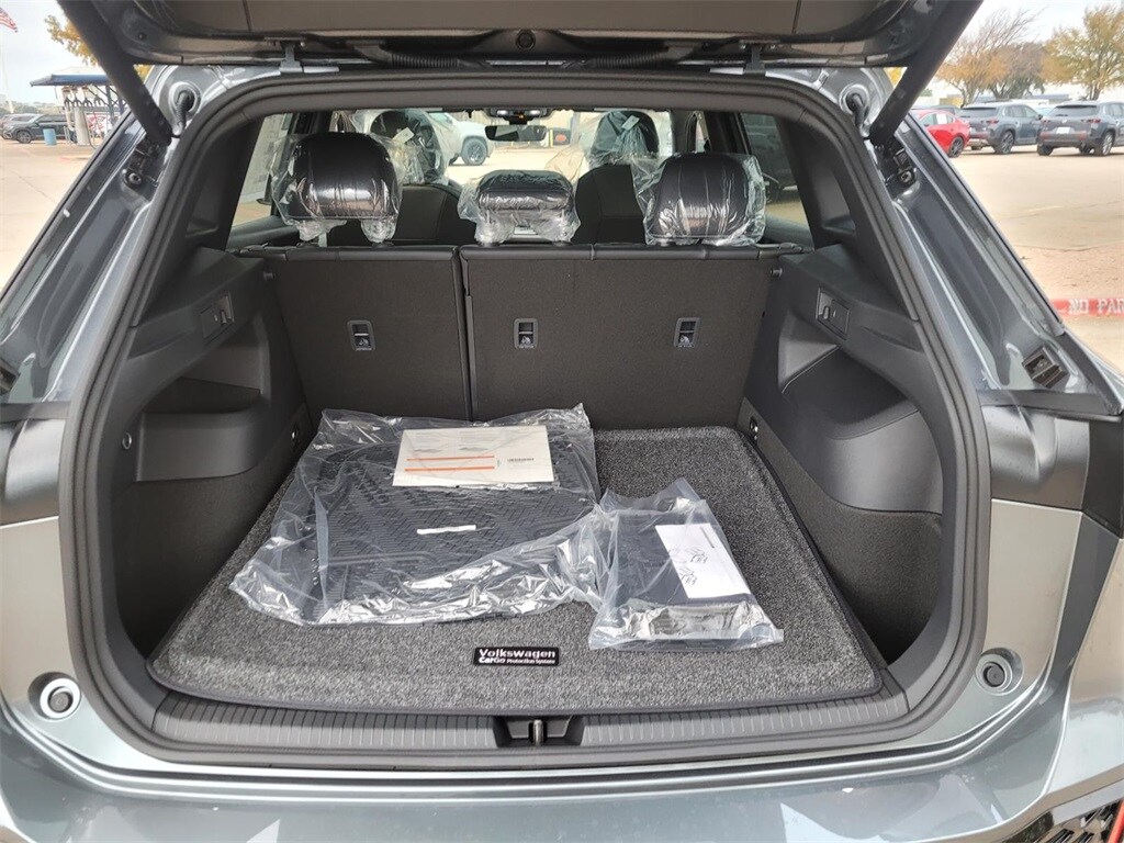 2026 Volkswagen Tiguan SE R-Line Black photo 3