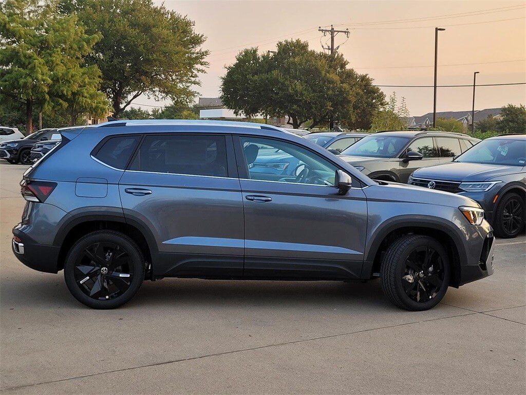 2025 Volkswagen Taos SE photo 2