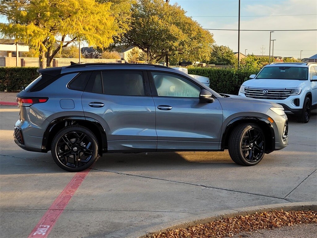 2026 Volkswagen Tiguan SE R-Line Black photo 2