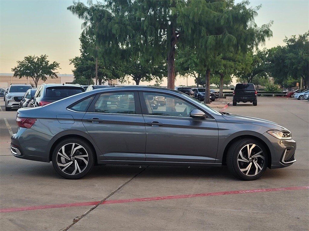 2025 Volkswagen Jetta 1.5T SEL photo 2