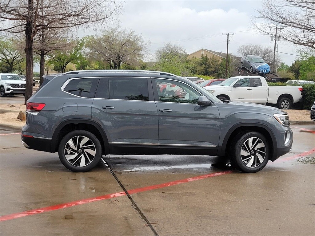 2025 Volkswagen Atlas SEL photo 2