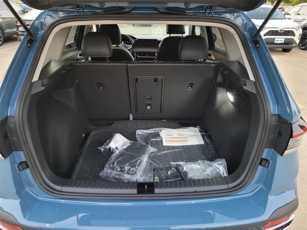 2025 Volkswagen Taos SE photo 2