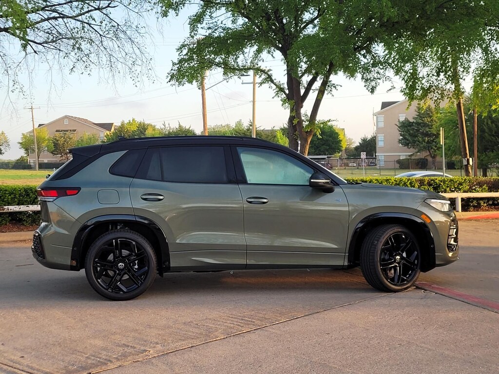 New 2026 Volkswagen Tiguan 2.0T SE R-Line Black SUV