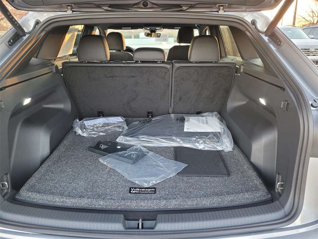 2025 Volkswagen Atlas Cross Sport SEL R-Line photo 4