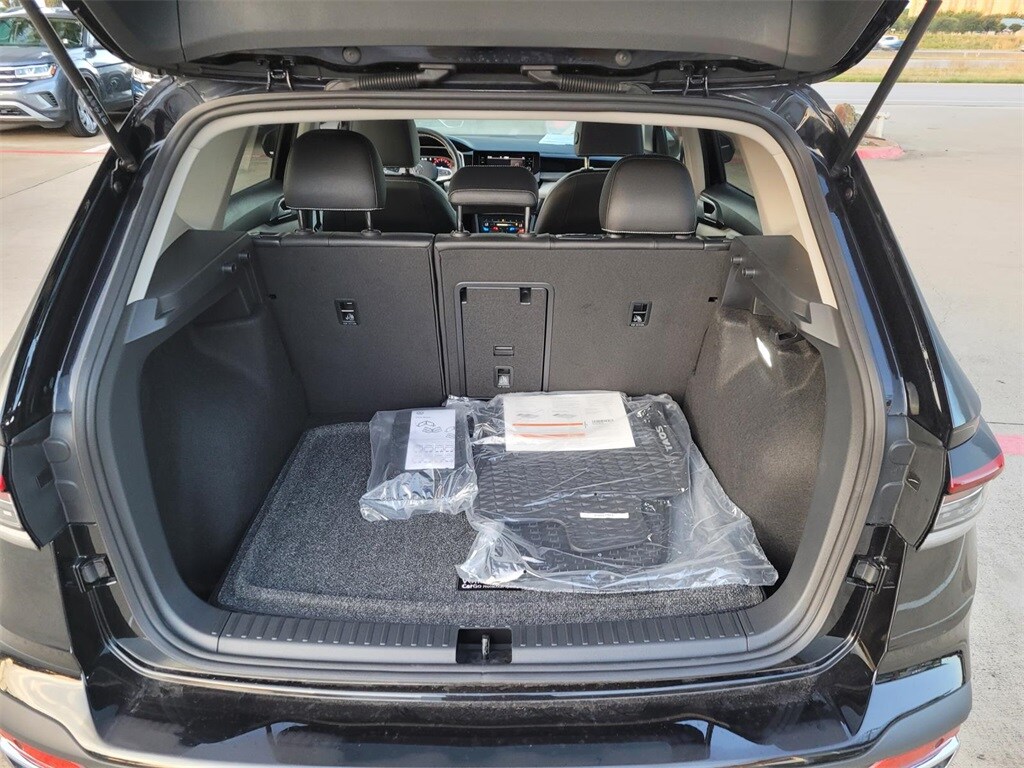2025 Volkswagen Taos SEL photo 4