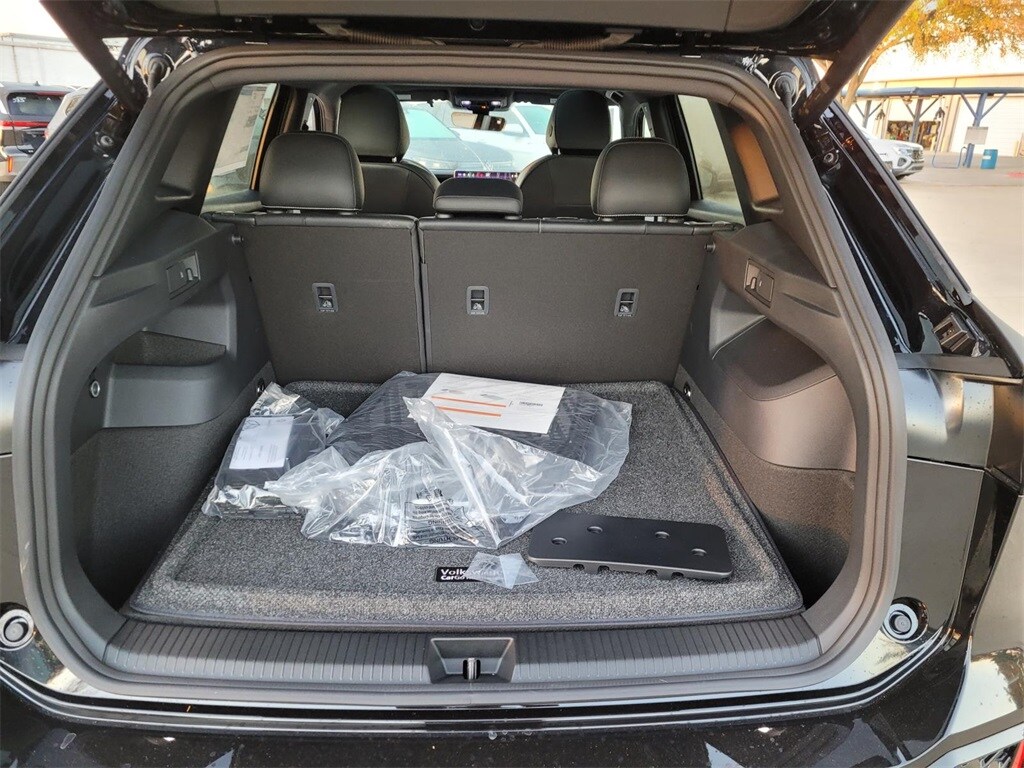 2026 Volkswagen Tiguan SE R-Line Black photo 2