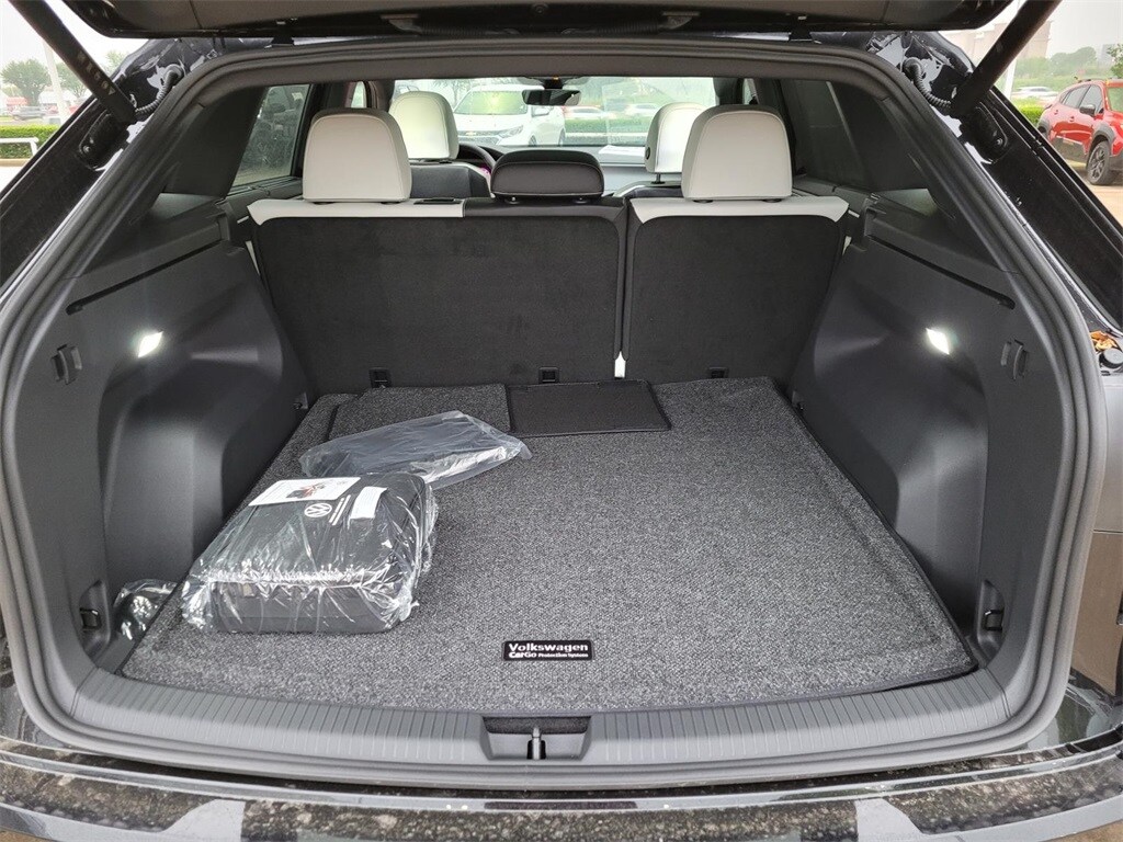 2025 Volkswagen Atlas Cross Sport SEL Premium R-Line photo 4