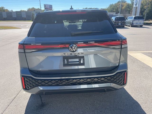 2026 Volkswagen Tiguan SE R-Line Black photo 4